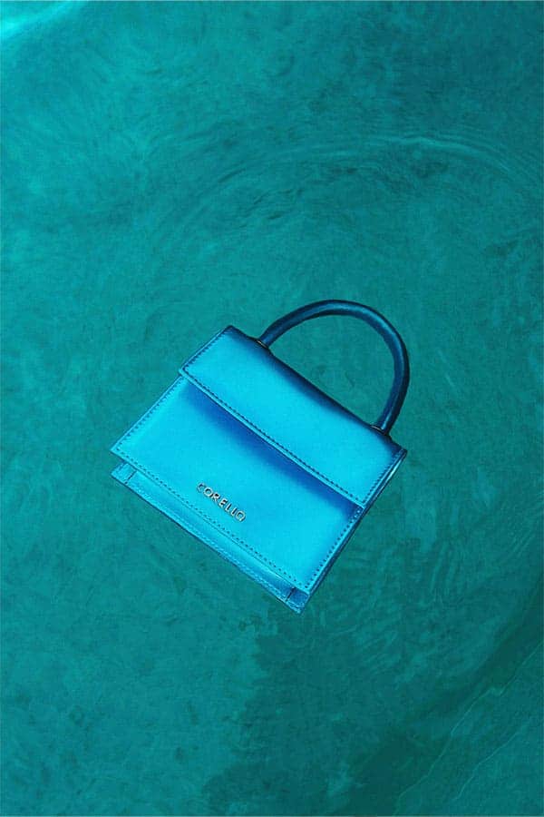 coleção alto verao - imagem de bolsa azul em agua 