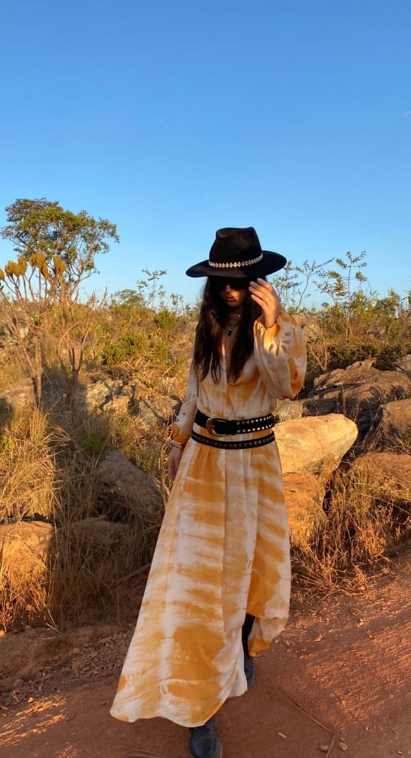 mulher usando roupa estilo boho