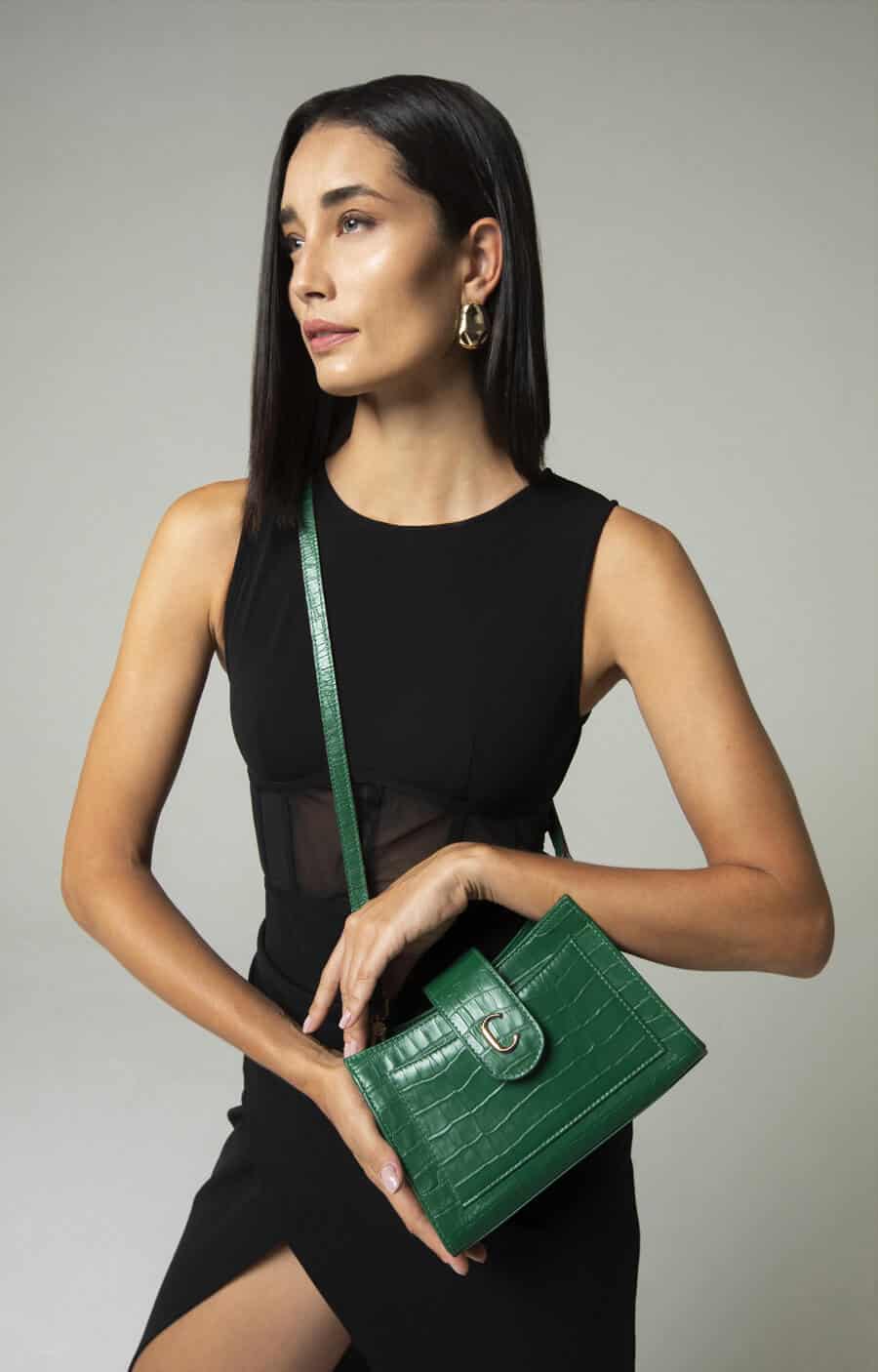 looks com bolsa verde e vestido preto