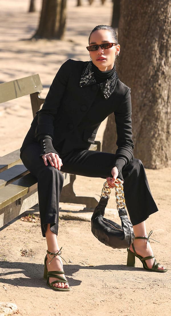 Modelo fashionista
 posando para foto com roupa e bolsa preta