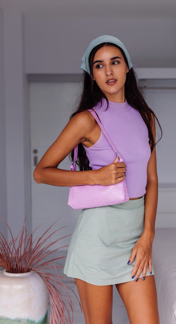 digital lavender - imagem de modelo com bolsa e blusa lilás 