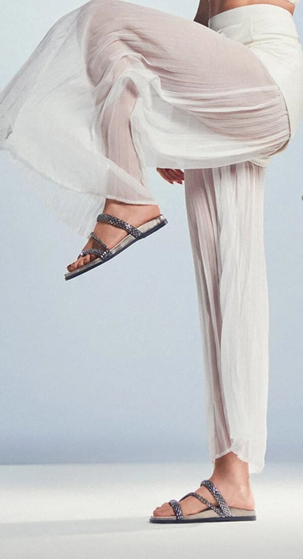 moda 2023 - modelo com sandália com brilho