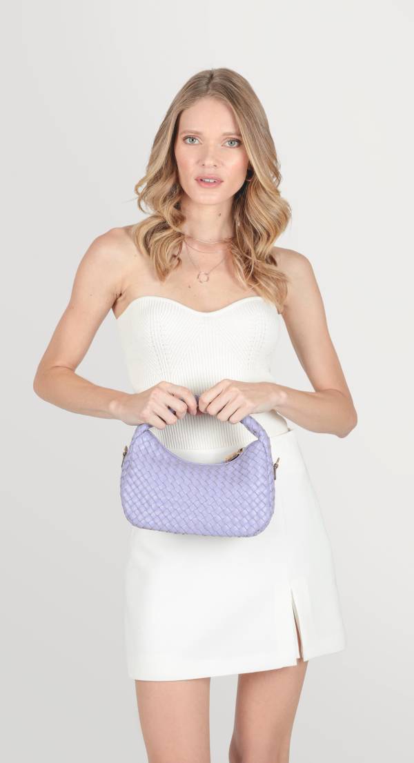 swipe bag - imagem de modelo com vestido branco e bolsa rocha