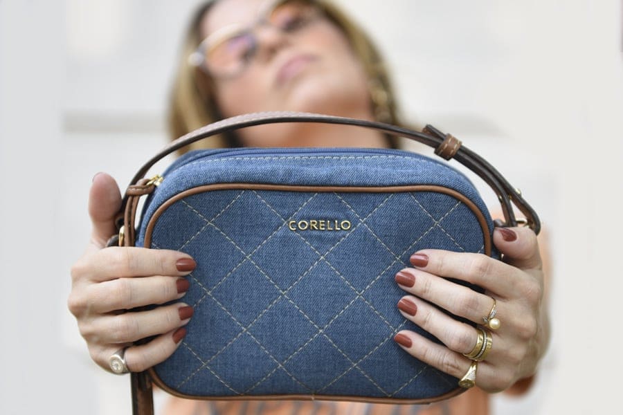 Bolsa jeans: saiba como usar e inspire-se com dicas de looks