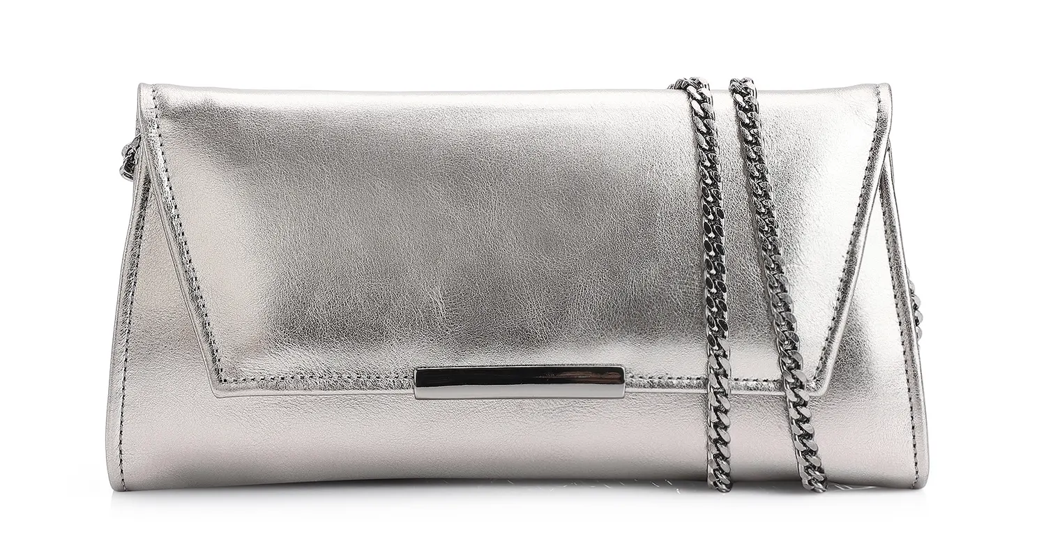 Bolsa de festa estilo clutch envelope Corello em couro metalizado prata com acabamento espelhado e alça de ombro fina em corrente prata removível.