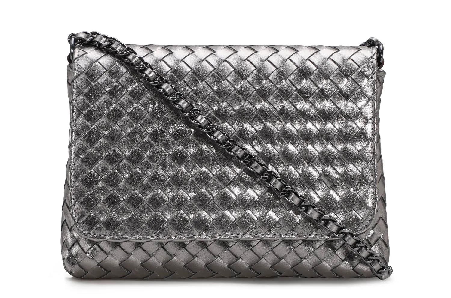 Bolsa transversal de festa Corello em couro prata com textura de tressê trançado feito à mão. Possui formato retangular pequeno e alça longa de corrente.