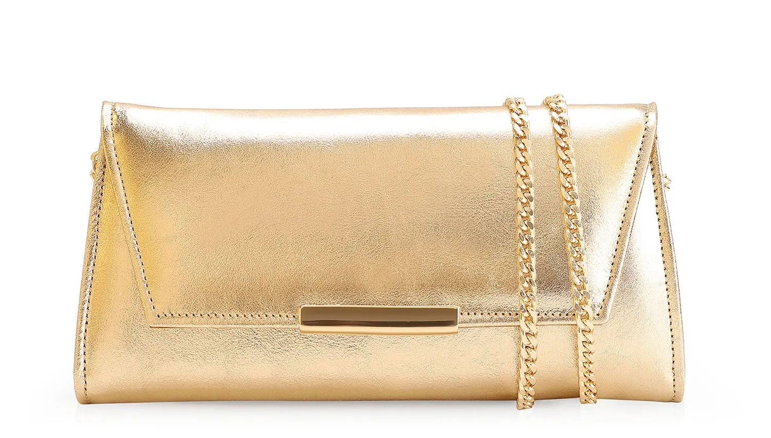 Bolsa clutch envelope de festa Corello em couro legítimo metalizado dourado com acabamento acetinado e alça tiracolo removível em corrente dourada.