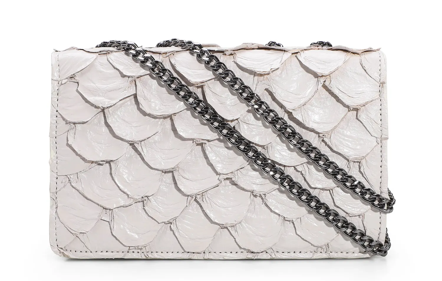Bolsa de ombro Corello em couro de pirarucu off-white com textura marcante de escamas naturais em relevo e alça de corrente com detalhe em couro.