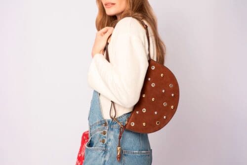 Bolsa e sapatos com aplicações: como usar sem exagerar?