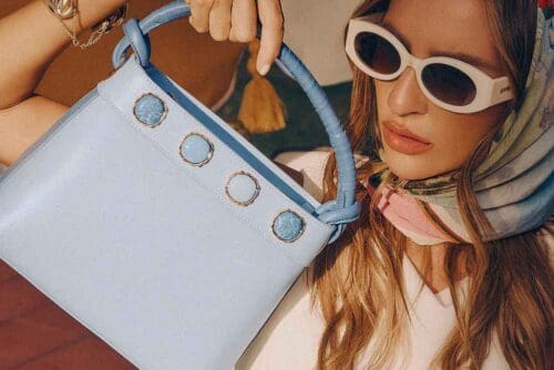 Bolsa colorida: como mulheres elegantes dão mais vida ao look