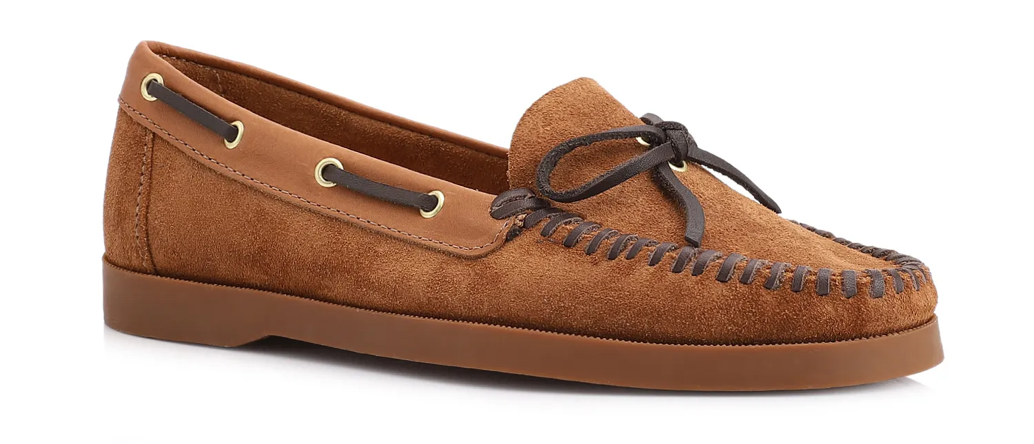 O Mocassim Corello é feito em camurça, modelo clássico com bico redondo e detalhe frontal, conforto sofisticado para o dia a dia. Elegante oferece estabilidade e conforto prolongado. A camurça macia garante ajuste confortável e durabilidade, enquanto o acabamento pespontado reforça o visual refinado. Versátil para trabalho, alfaiataria, look profissional ou produções casual chic, transita com elegância entre ocasiões formais e compromissos diários.