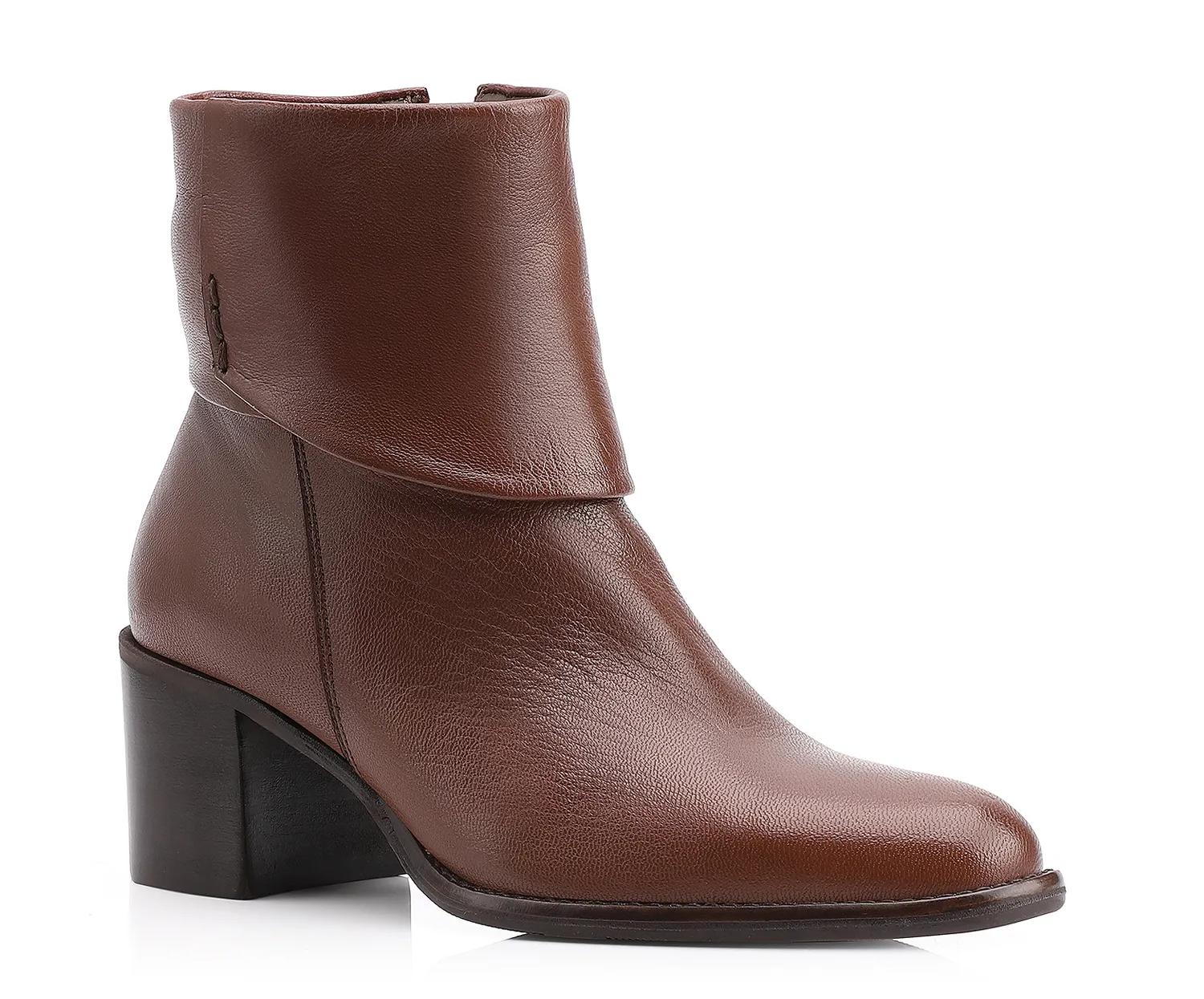 A Bota Corello é feita em couro pelica com detalhe de capa no cano baixo do modelo. Prática e super versátil para finalizar looks do dia a dia, adicionando personalidade e estilo nas produções. Possui bico redondo, salto bloco médio, fechamento em zíper na lateral interna e detalhe de pesponto na lateral externa da capa.