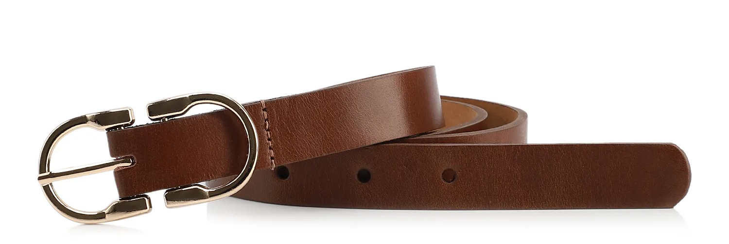 O Cinto Corello em couro possui fivela dourada e design sofisticado. Acessório versátil que valoriza produções de alfaiataria, look profissional e combinações casuais para o dia a dia. Confeccionado em couro de alta qualidade, oferece durabilidade, ajuste confortável e acabamento refinado. A fivela e o passante dourados adicionam elegância ao visual, tornando o modelo ideal para ocasiões formais, trabalho ou composições que pedem um toque sofisticado e atemporal.