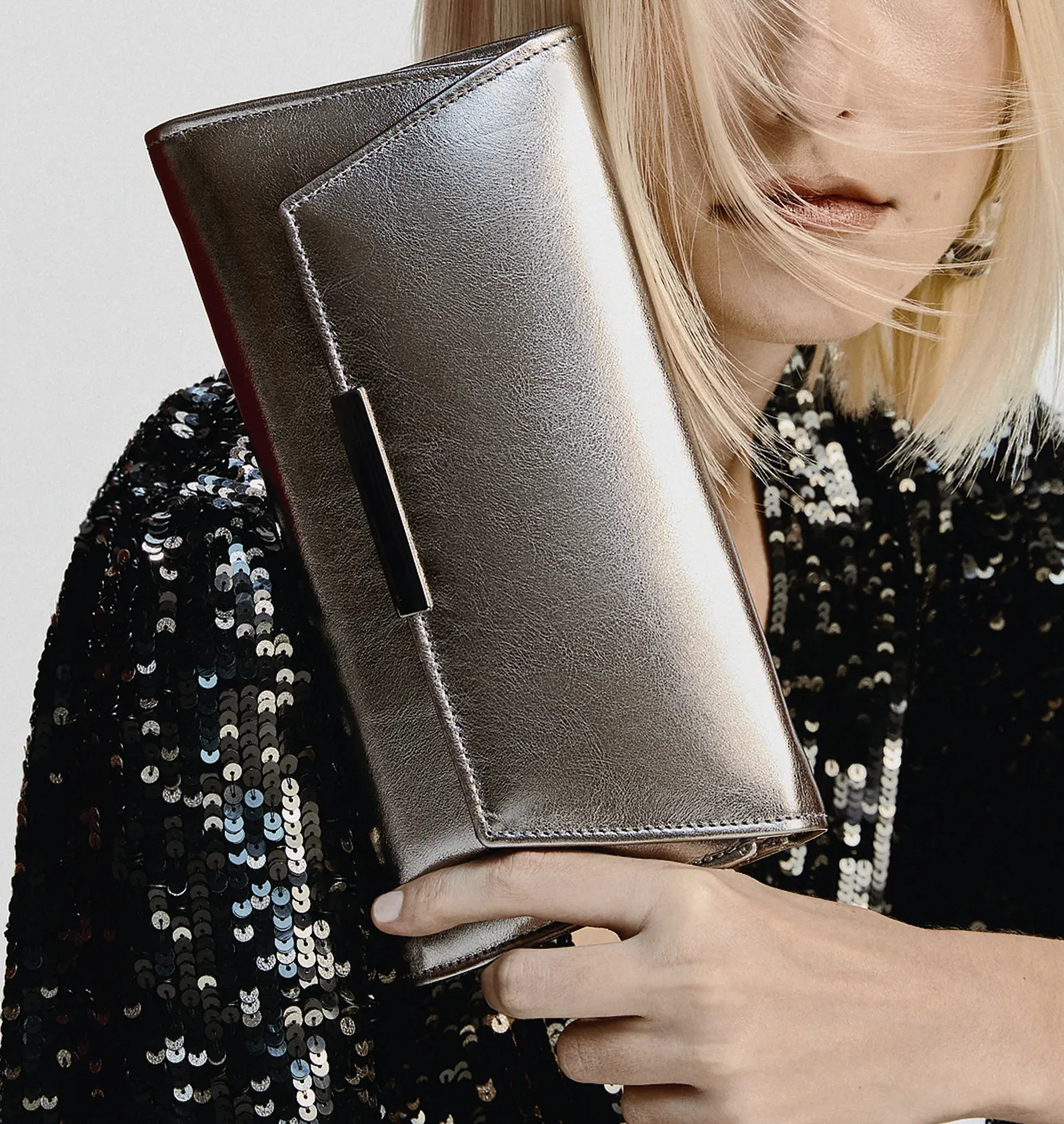 Clutch Corello une elegância e sofisticação. Possui alça em corrente, permitindo que você utilize a bolsa na transversal ou no ombro, deixando as mãos livres. Versátil e sofisticada, é a escolha perfeita para adicionar elegância e estilo ao seu visual.