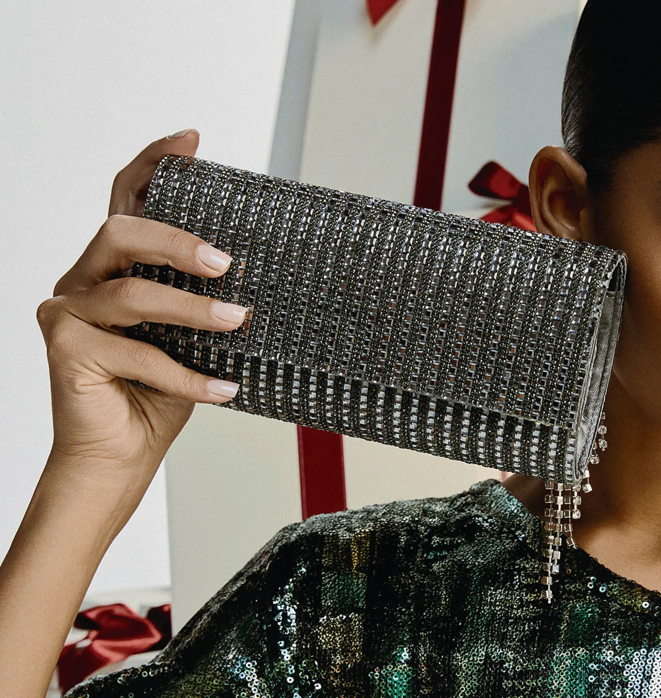 A Clutch Corello em strass é forrada em tecido com um bolso interno para organizar seus pertences. Possui alça em corrente, permitindo que você utilize a bolsa na transversal ou no ombro, deixando as mãos livres. 