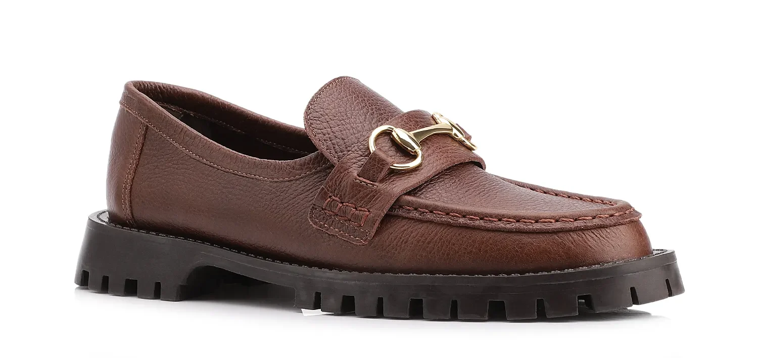 Mocassim Corello, confeccionado em couro antique com solado tratorado, é o modelo robusto com elegância urbana e conforto prolongado. Sapato sofisticado que une atitude contemporânea e versatilidade.