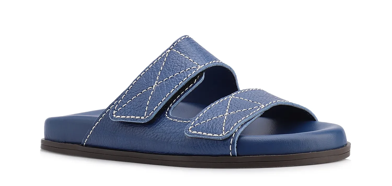 Papete Corello em couro antique possui tiras largas, pespontos aparentes, ajuste em fecho de contato e palmilha soft, combinando conforto e estilo em uma proposta casual sofisticada.