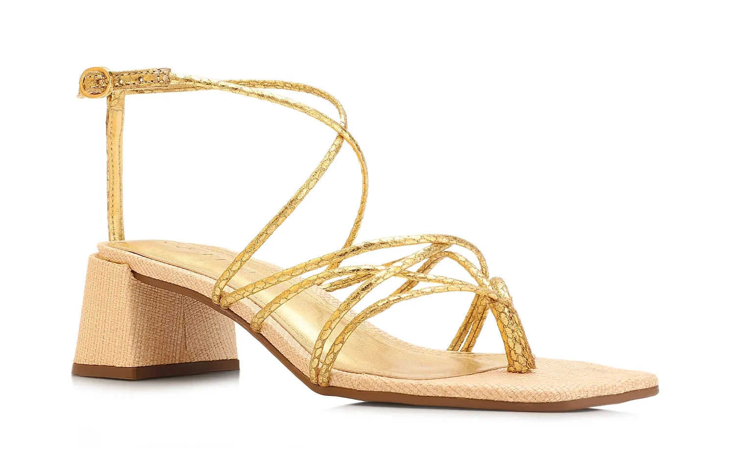 A Sandália Corello surge em material alternativo, com tiras finas transpassadas em dourado texturizado e ajuste em fivela no tornozelo.