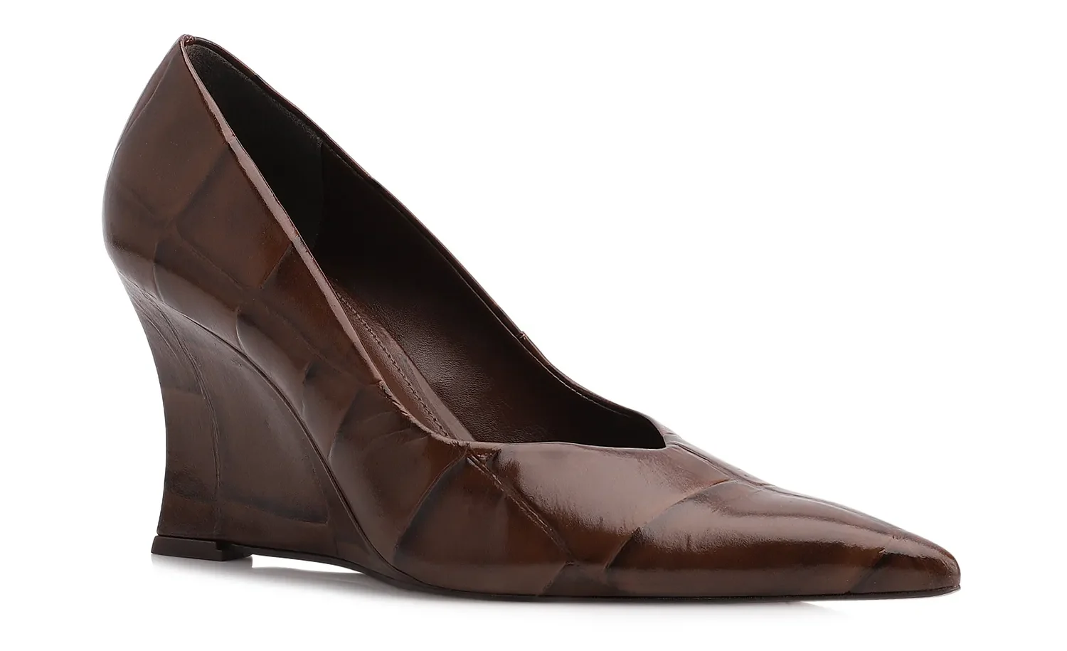 O Scarpin Anabela Corello em couro com acabamento em maxi croco é um modelo bico fino com recorte em V e um salto alto