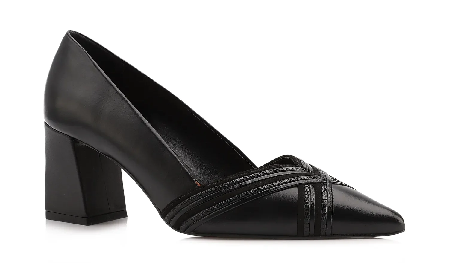 Scarpin Corello Couro possui salto bloco e bico fino que unem elegância e conforto prolongado.