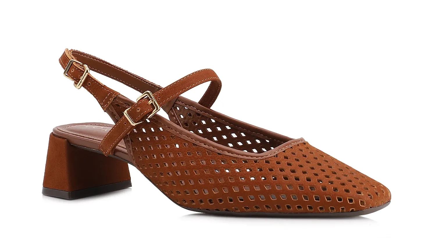 carpin Corello em couro nobuck floater possui perfuro delicados e design slingback sofisticado. O modelo une bico quadrado, salto bloco e tira com fivela no peito do pé, trazendo um visual elegante e atual.