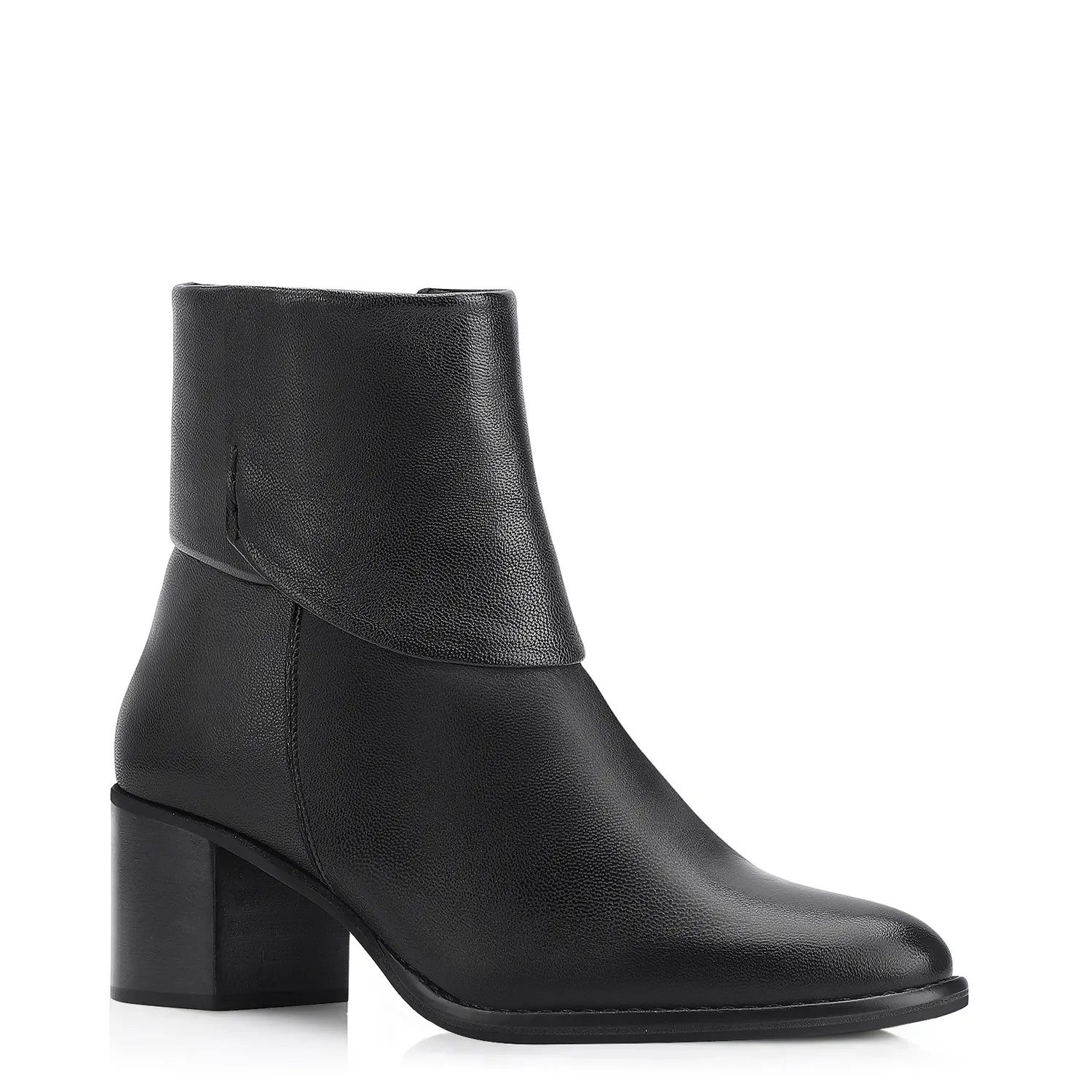 A Bota Corello é feita em couro pelica com detalhe de capa no cano baixo do modelo. Prática e super versátil para finalizar looks do dia a dia, adicionando personalidade e estilo nas produções. Possui bico redondo, salto bloco médio, fechamento em zíper na lateral interna e detalhe de pesponto na lateral externa da capa.