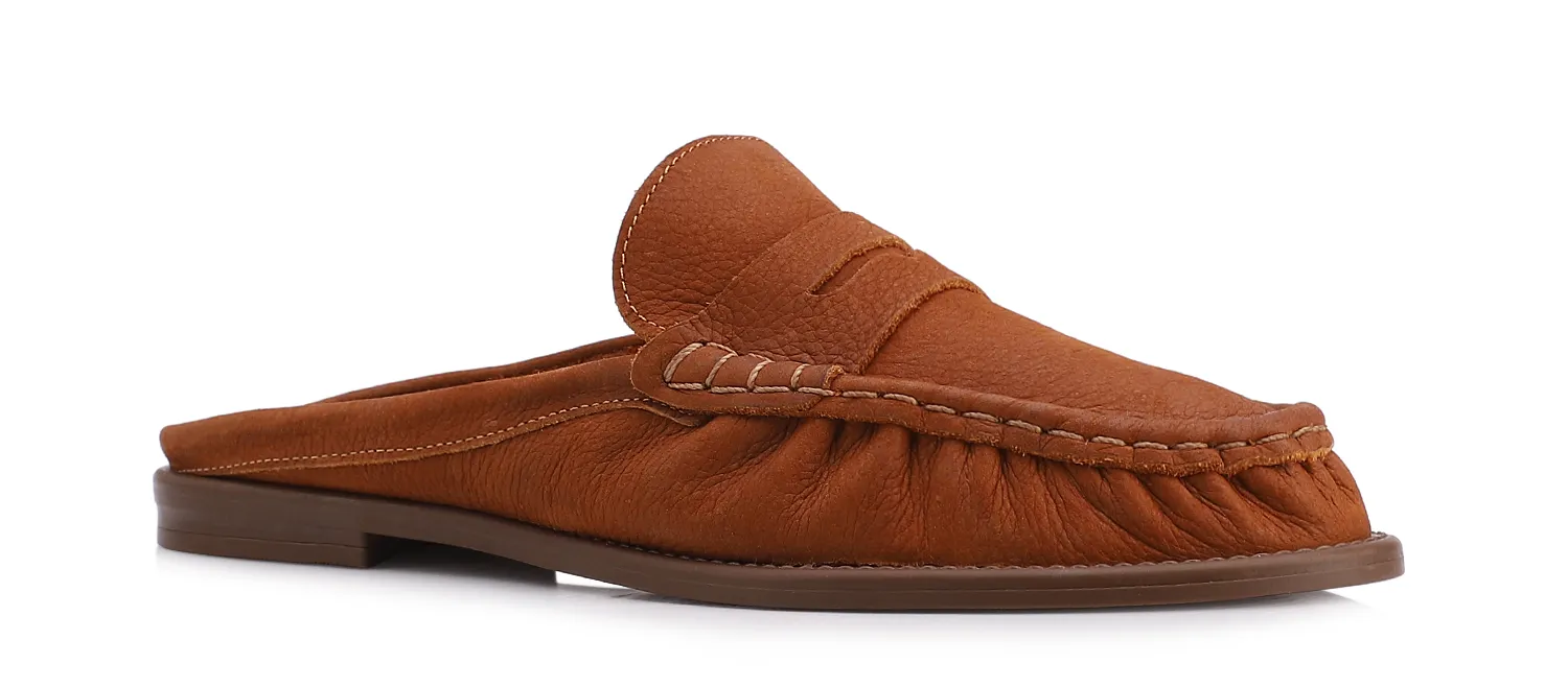 A Mule Corello em couro nobuck floater combina a elegância atemporal do mocassim com a praticidade do calce fácil. Com cabedal de linhas limpas, recorte clássico e acabamento pespontado, é uma opção versátil para quem busca um sapato confortável e funcional para o dia a dia.