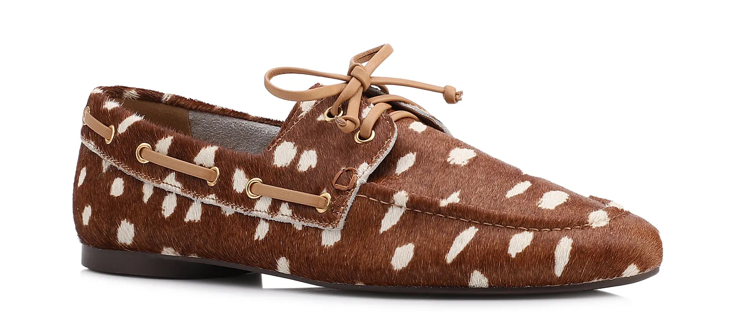 O Mocassim Corello em couro animal print possui design sofisticado e toque de personalidade. O modelo combina a tendência das estampas animais ao visual clássico do dockside, criando uma proposta versátil para elevar produções casuais e elegantes.