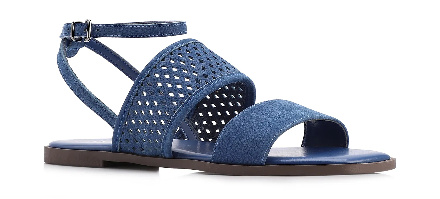 A Rasteirinha Corello em couro nobuck floater possui tiras largas e perfuro em um modelo que combina conforto e sofisticação