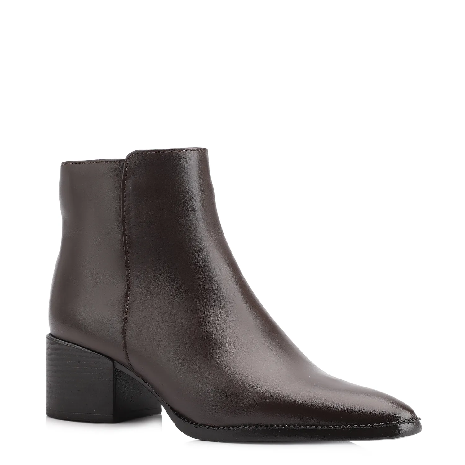 A Bota Corello de couro cano baixo possui salto bloco com fechamento lateral e bico levemente alongado, ideal para look profissional sofisticado. Modelo versátil que une elegância e conforto para o dia a dia e trabalho. O salto bloco garante estabilidade e conforto prolongado, enquanto o fecho lateral facilita o ajuste. Estrutura resistente em couro oferece durabilidade e segurança ao caminhar. Perfeita para jeans ou vestidos, elevando a produção com presença refinada.