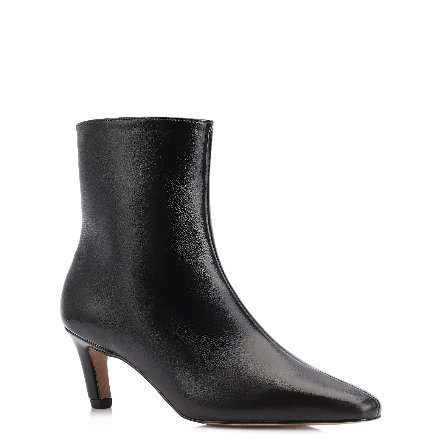 A Bota Corello Cano Curto é um modelo confortável e moderno, com bico fino e salto elegante que combina atitude e sofisticação. O salto oferece estabilidade e conforto prolongado, enquanto o zíper lateral garante ajuste prático e encaixe seguro. Versátil para trabalho, ocasiões formais ou festa, elevando o visual com presença sofisticada.