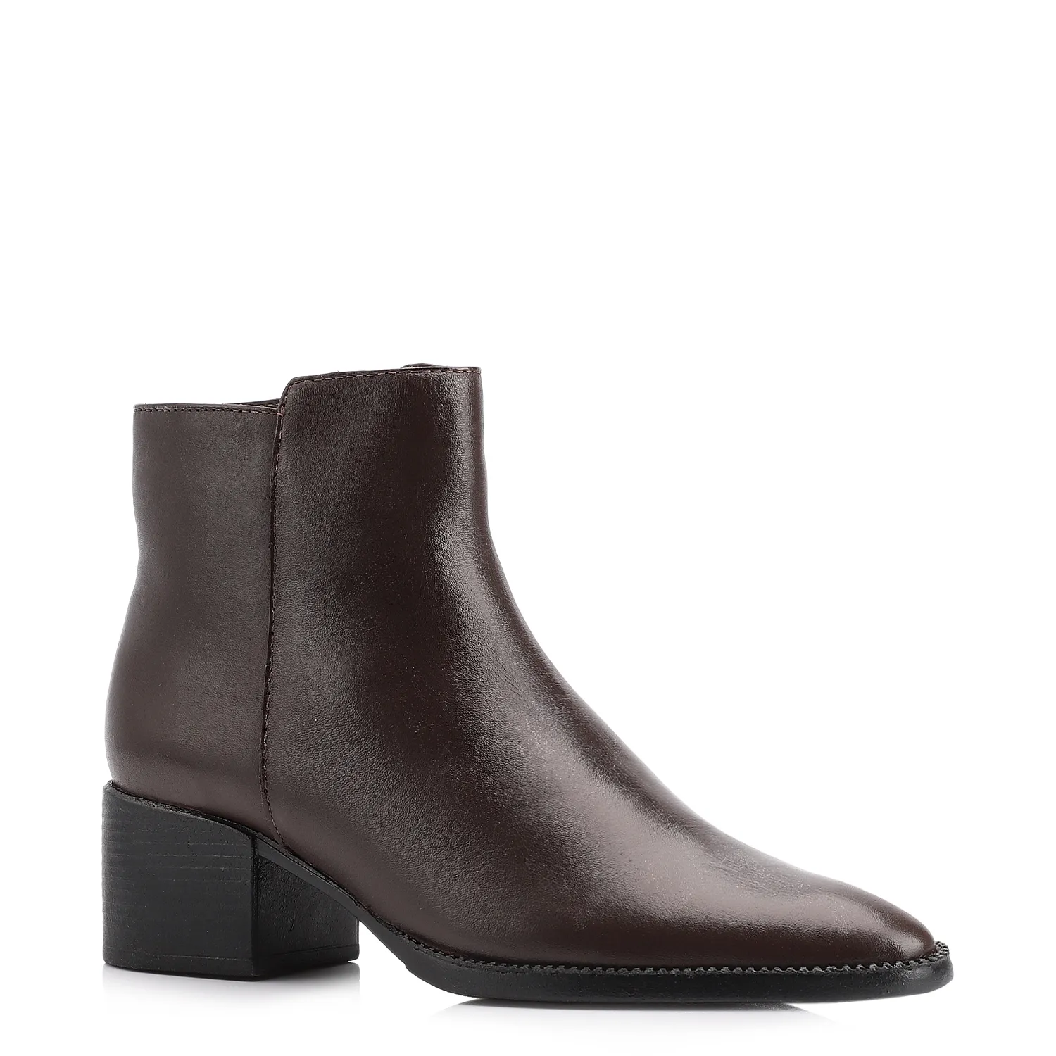 A Bota Corello de couro cano baixo possui salto bloco com fechamento lateral e bico levemente alongado, ideal para look profissional sofisticado. Modelo versátil que une elegância e conforto para o dia a dia e trabalho. O salto bloco garante estabilidade e conforto prolongado, enquanto o fecho lateral facilita o ajuste. Estrutura resistente em couro oferece durabilidade e segurança ao caminhar. Perfeita para jeans ou vestidos, elevando a produção com presença refinada.